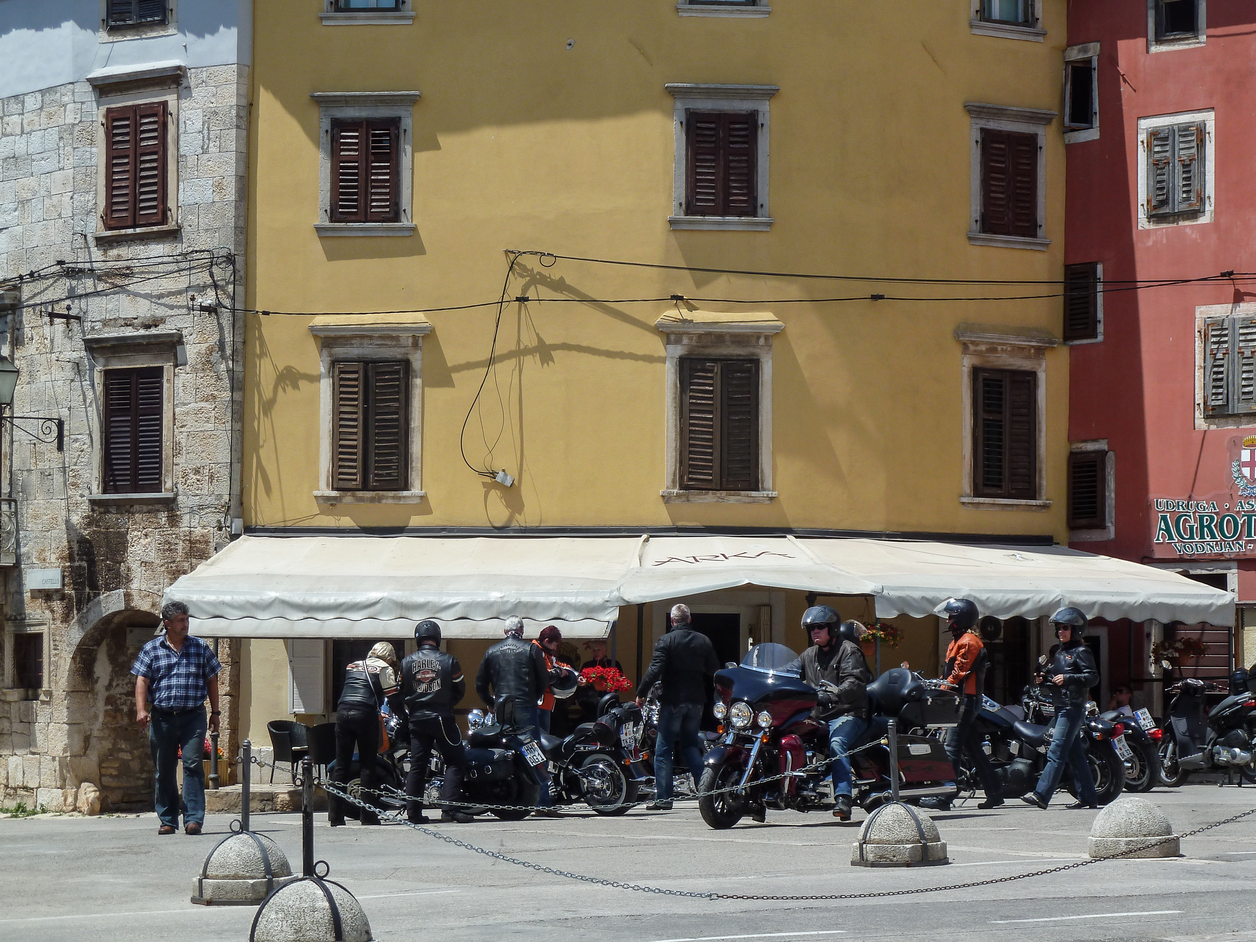 Harleyfahrer am Hauptplatz von Vodnjan